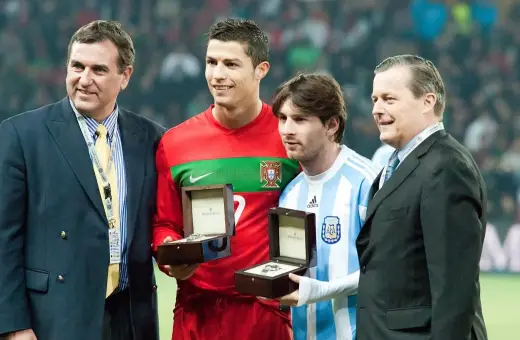 Ronaldo i Messi, dwaj giganci futbolu, odbierają nagrody. Ile goli ma Messi, a ile Ronaldo? To pytanie, które nurtuje fanów.