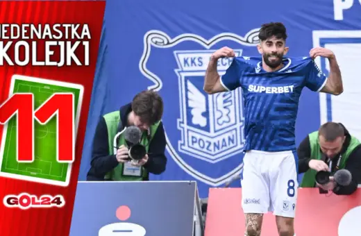 Piłkarz w niebieskiej koszulce z numerem 8 świętuje, trzymając ją za kołnierz. Obok grafika z napisem "Jedenastka Kolejki" i liczbą 11.
