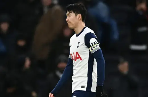 Son, kapitan Tottenhamu, w białej koszulce z granatowymi rękawami, gdzie gra Son.