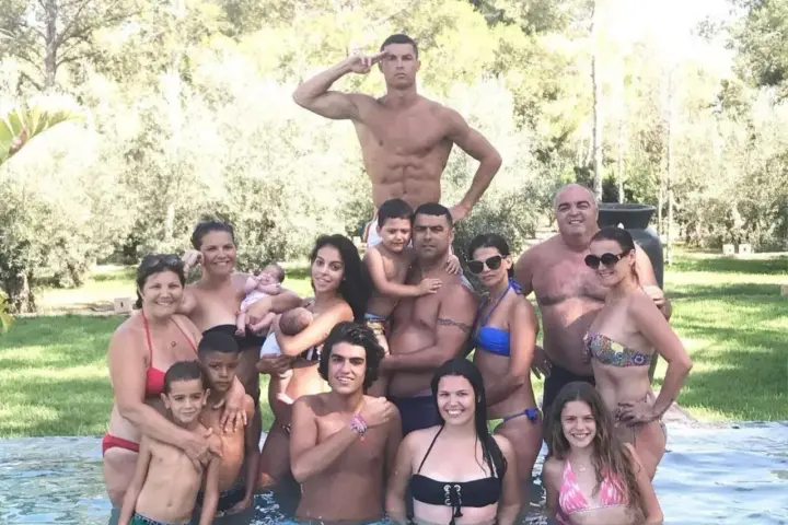 Ronaldo z rodziną w basenie. Widać, ile dzieci ma Ronaldo, w tym niemowlęta i starsze dzieci.