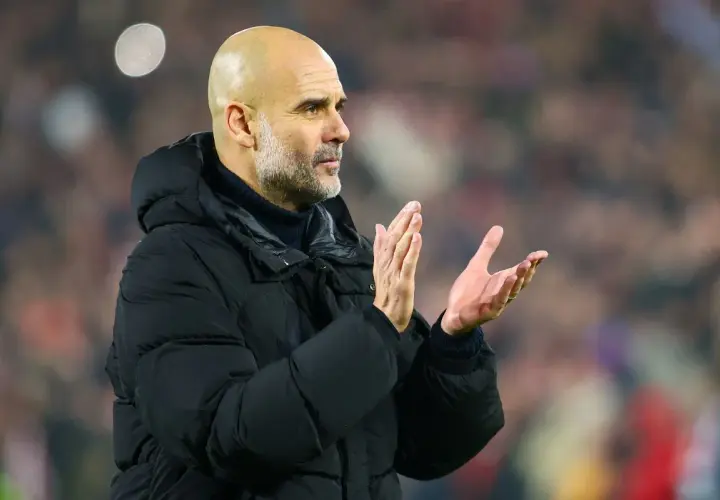 Pep Guardiola, jeden z najlepszych trenerów, klaszcze. Nawet tak wybitni trenerzy bez pracy mogą znaleźć się w trudnej sytuacji.