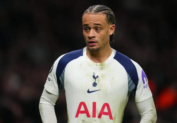 Piłkarz Tottenhamu z charakterystyczną fryzurą, w białej koszulce z logo AIA. Czy to zapowiedź kolejnych udanych tottenham transfery?