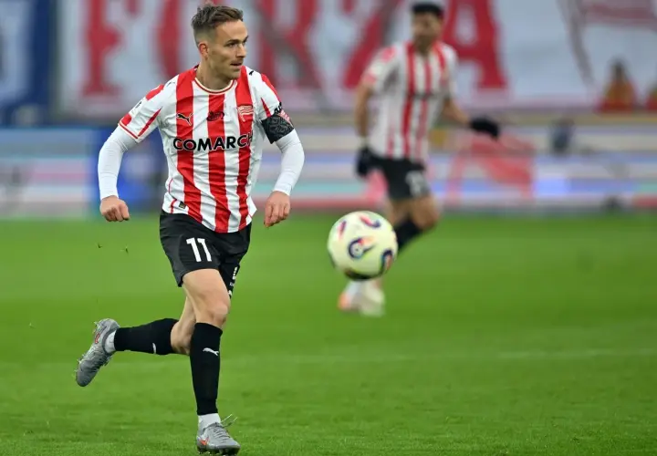Piłkarz Rakowa Częstochowa z numerem 11 biegnie z piłką podczas meczu z Cracovią.