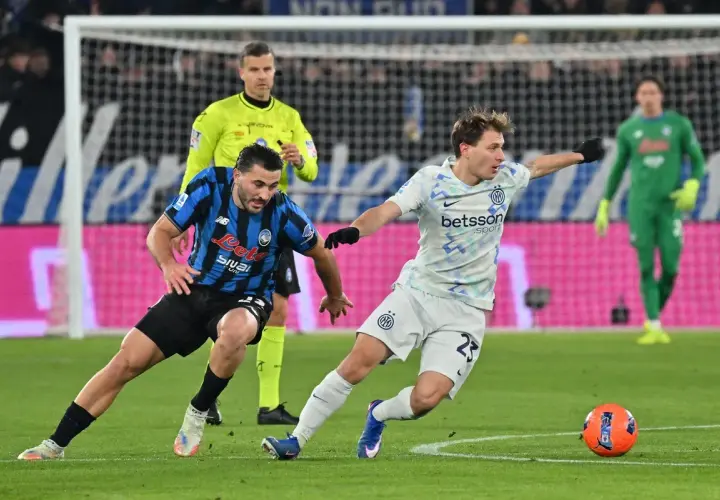 Piłkarze Interu i Atalanty walczą o piłkę. Sędzia obserwuje akcję. Mecz ważny dla rankingów Inter Mediolan – Atalanta.