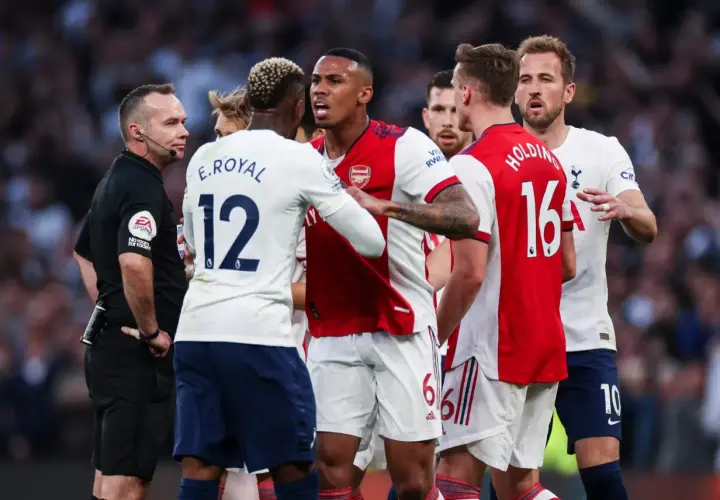Piłkarze Arsenalu i Tottenhamu w gorącej dyskusji z sędzią. To właśnie jest esencja derbów, co to za emocje!