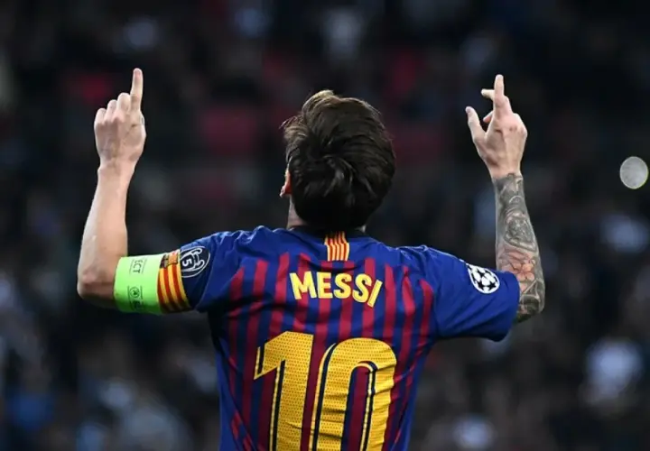 Piłkarz FC Barcelona Lionel Messi z podniesionymi rękami i numerem 10 na plecach.