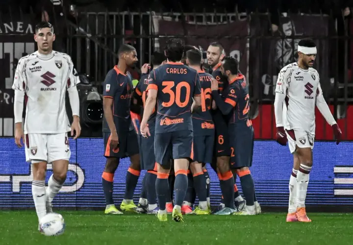 Piłkarze Interu Mediolan świętują bramkę, podczas gdy zawodnicy Torino FC patrzą zrezygnowani.