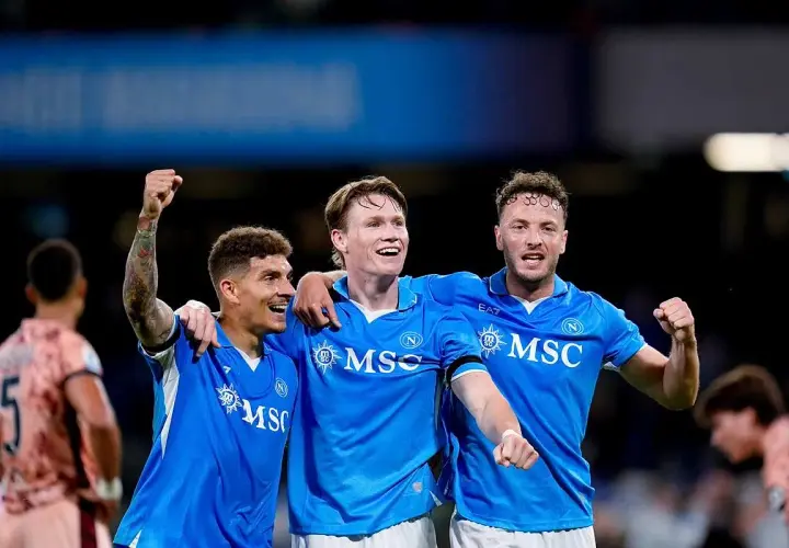 Trzech piłkarzy Napoli świętuje zwycięstwo nad Hellas Verona. Radość na twarzach zawodników.