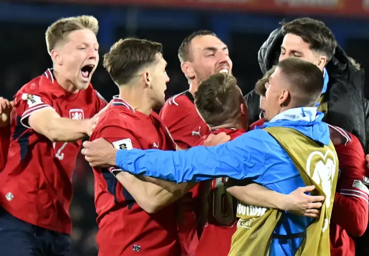 Piłkarze Czech świętują zwycięstwo, radość na twarzach.