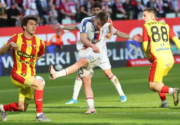 Piłkarze Górnika Zabrze i Korony Kielce walczą o piłkę na boisku. Emocjonujący mecz, który wpłynie na rankingi.
