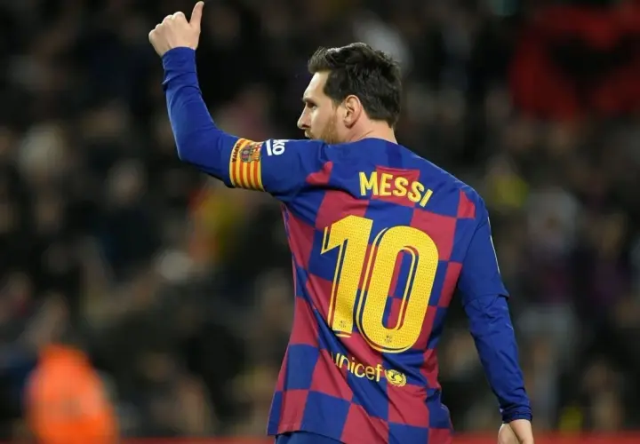 Piłkarz Leo Messi w koszulce FC Barcelony z numerem 10, z uniesionym kciukiem. Ile goli ma Messi? Tego dnia pewnie strzelił kolejnego!