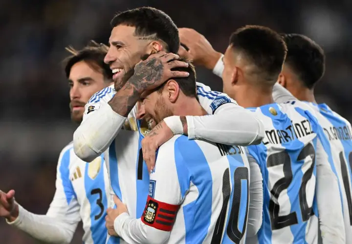 Piłkarze Argentyny świętują zwycięstwo nad Włochami. Messi i koledzy w biało-błękitnych koszulkach cieszą się z sukcesu.