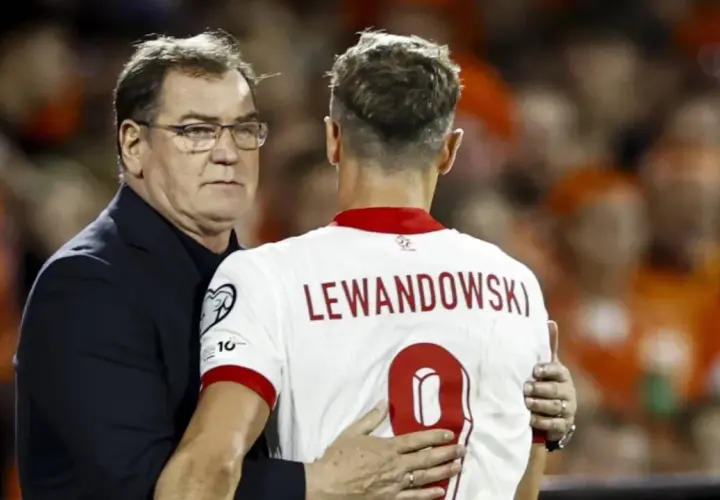 Trener obejmuje Roberta Lewandowskiego po meczu. To symboliczne wsparcie dla kapitana, który zawsze jest gotowy na powołania do kadry.
