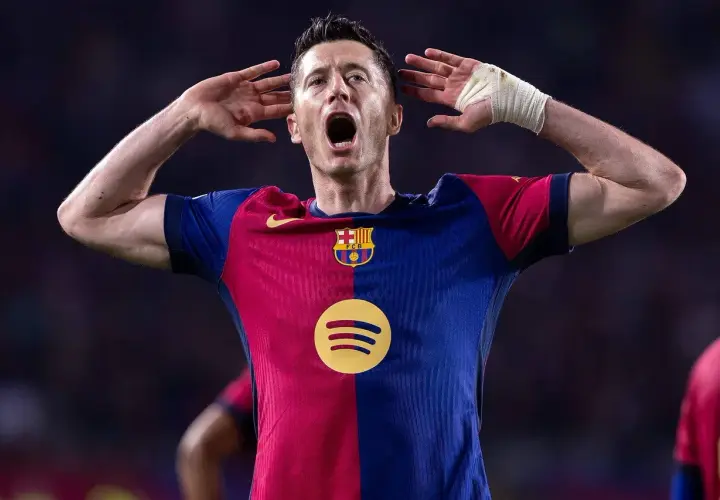 Robert Lewandowski, jeden z najlepszych strzelców Barcelony, świętuje bramkę.