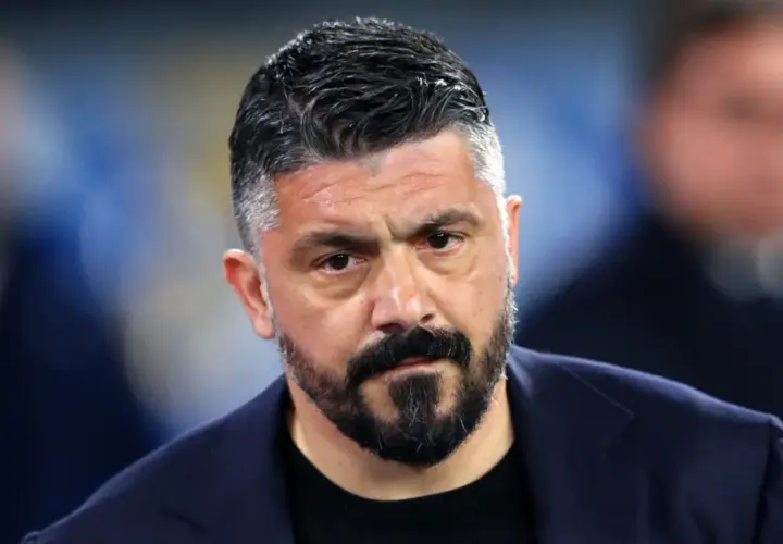 Gennaro Gattuso, zamyślony trener, w ciemnej marynarce, z charakterystyczną brodą.