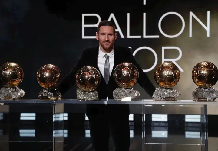 Lionel Messi z dumą prezentuje swoje liczne złote piłki. Ile złotych piłek ma Messi? Aż siedem!