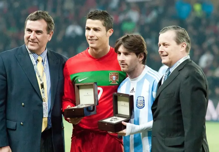 Ronaldo i Messi, dwaj giganci futbolu, odbierają nagrody. Ile goli ma Messi, a ile Ronaldo? To pytanie, które nurtuje fanów.