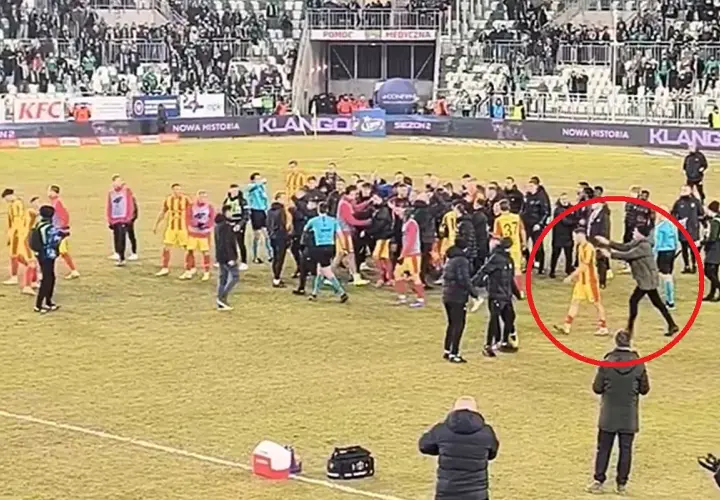Piłkarze Radomiaka Radom i Korony Kielce w emocjonującym starciu. Sytuacja na boisku, która może wpłynąć na rankingi.