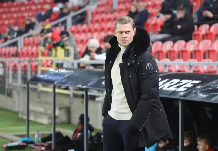 Trener GKS Tychy w zimowej kurtce, z uwagą obserwuje boisko. Czy to zapowiedź udanych gks tychy transfery?
