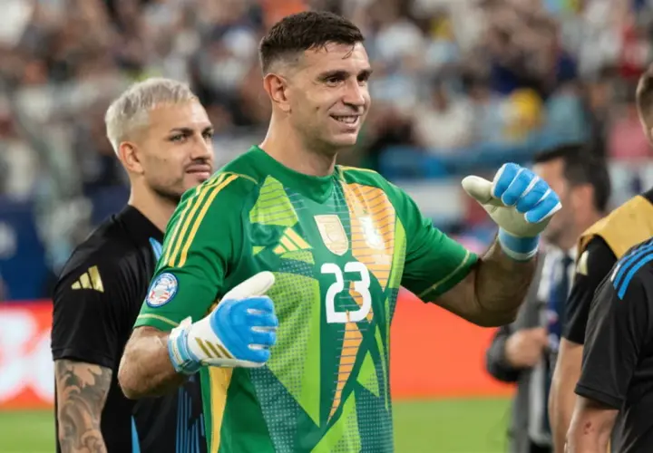 Bramkarz reprezentacji Argentyny w zielonej koszulce z numerem 23, z dumą pozuje na boisku.