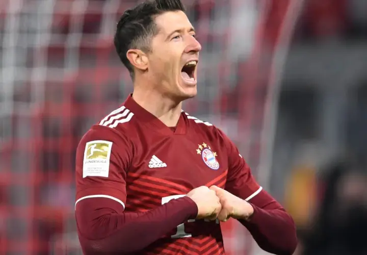 Robert Lewandowski w bordowej koszulce Bayernu świętuje bramkę. Jego okrzyk radości to prawdziwa cieszynka dla kibiców!