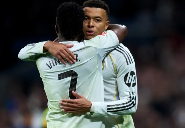 Dwóch piłkarzy Realu Madryt, Vinicius Jr. i Kylian Mbappé, przytulają się. Spekulacje o real madryt transfery trwają.