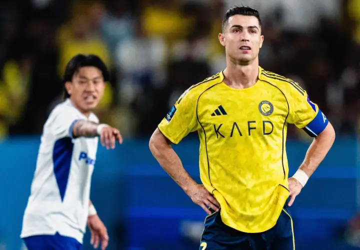 Cristiano Ronaldo w żółtej koszulce Al Nassr, zapatrzony w dal. Obok niego zawodnik w białej koszulce. To obrazek z życia ligi arabskiej, tabela wyników pewnie zaraz się pojawi.