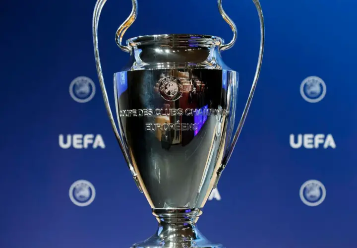 Puchar Ligi Mistrzów UEFA na niebieskim tle z logo UEFA.