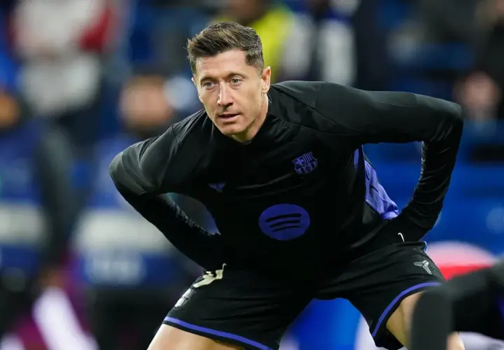 Robert Lewandowski w stroju FC Barcelona, symbolizujący udane fc barcelona transfery.