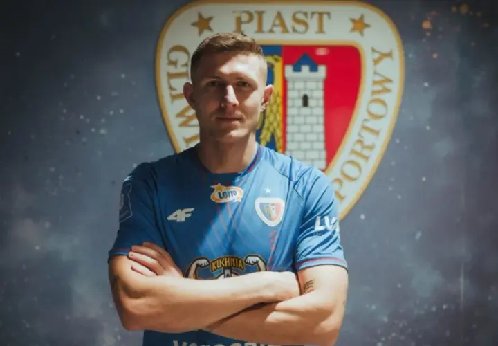 Piast Gliwice ogłasza nowe piast gliwice transfery. Młody piłkarz w niebieskiej koszulce z herbem klubu.
