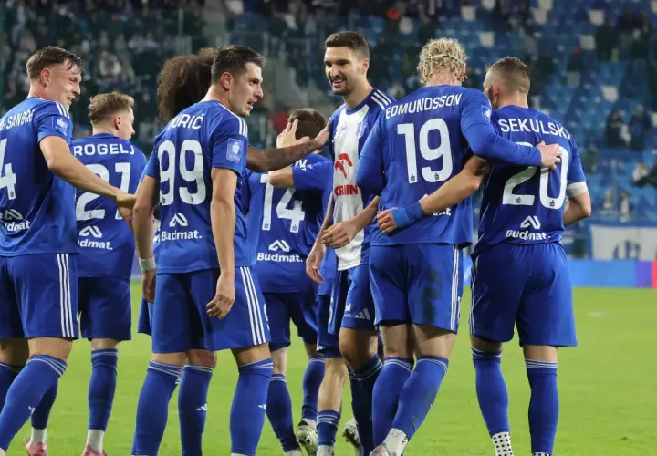 Piłkarze w niebieskich strojach świętują zwycięstwo. Widać numery 4, 99, 19, 20. To może być ważny mecz dla rankingów Bruk-Bet Termalica – Wisła Płock.