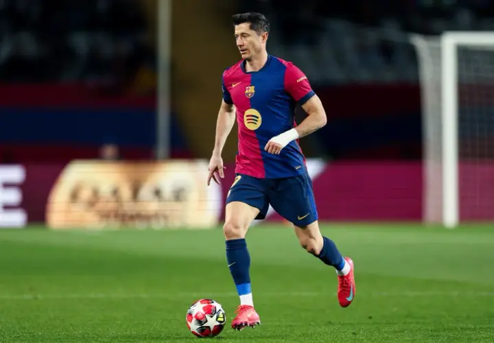 Robert Lewandowski, znany jako pichichi, w barwach Barcelony prowadzi piłkę na boisku.