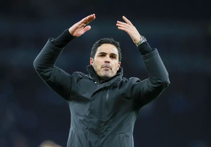 Trener Arsenalu, Mikel Arteta, z uniesionymi rękami, dziękuje kibicom po meczu.