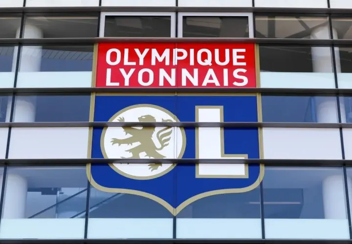 Herb Olympique Lyonnais na fasadzie stadionu. Składy: Olympique Lyon – OGC Nice.