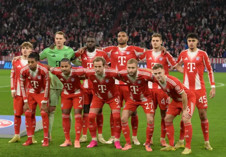 Drużyna Bayernu Monachium w czerwonych strojach, gotowa do gry. Fani spekulują o przyszłych bayern monachium transfery.