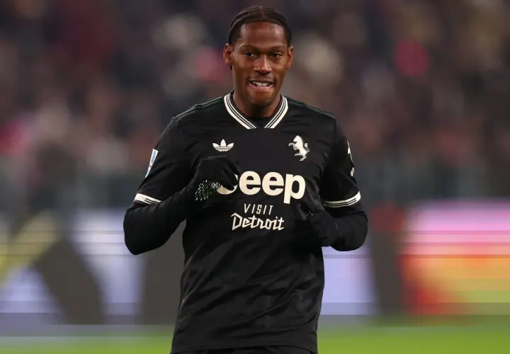 Piłkarz Juventusu w czarnej koszulce z logo Jeep i napisem "Visit Detroit" podczas meczu Juventus – Sassuolo.