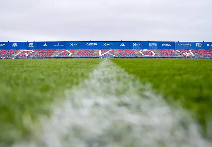Pusta trybuna stadionu Rakowa Częstochowa, gdzie Michał Świerczewski majątek zainwestował w rozwój klubu.