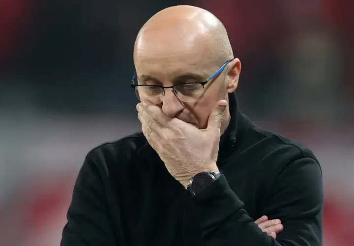Nowy trener Widzewa w zamyśleniu.
