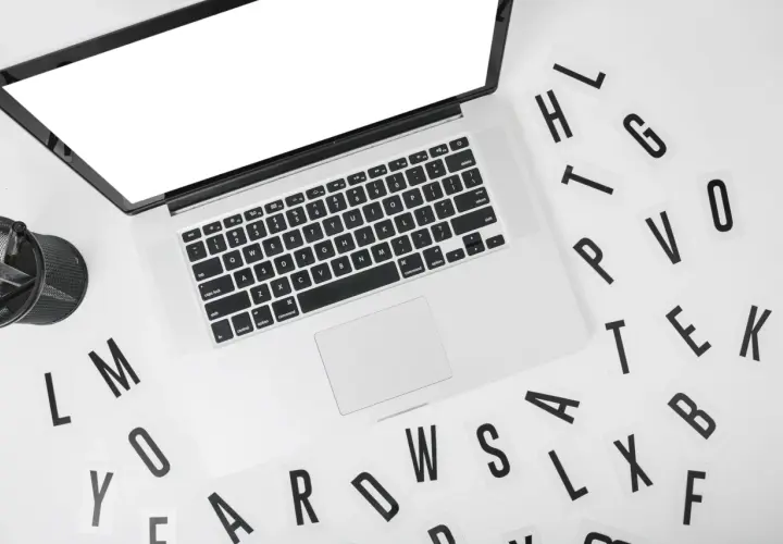 Wielka zmienna typografia zamiast ciężkich grafik w tle