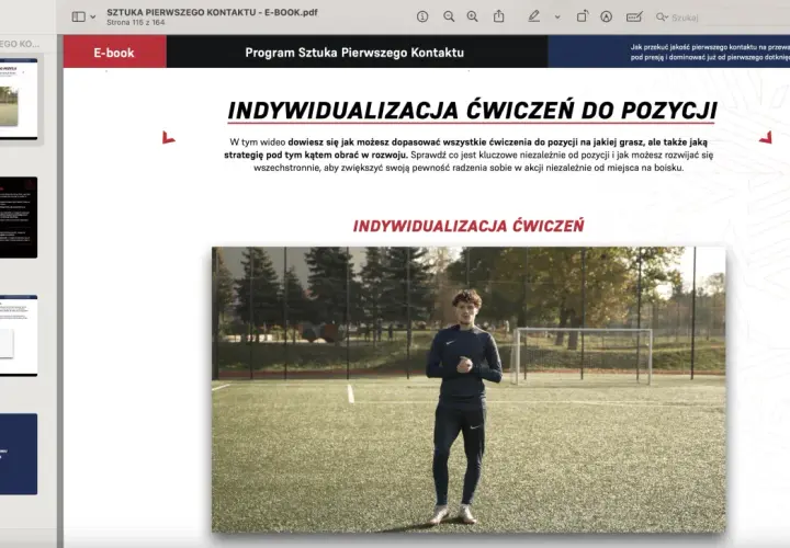 Młody piłkarz na boisku, gotowy do treningu. Wideo omawia indywidualizację ćwiczeń, by poprawić drybling i pewność siebie na boisku.