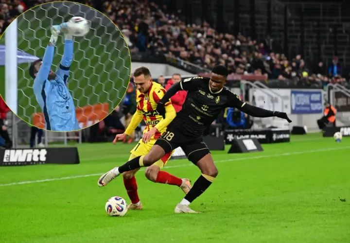 Intensywny przebieg: Pogoń Szczecin – Korona Kielce. Piłkarze walczą o piłkę, a bramkarz łapie strzał.