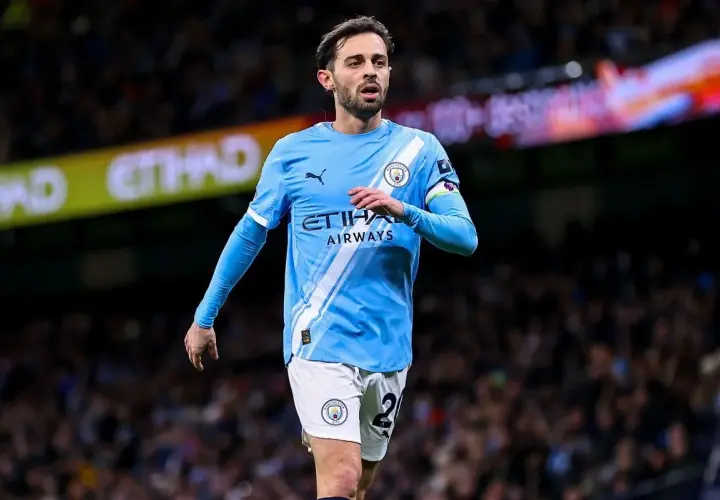 Bernardo Silva w błękitnej koszulce Manchesteru City, gotowy na kolejne mecze. Fani spekulują o przyszłości zawodnika i kolejnych manchester city transfery.