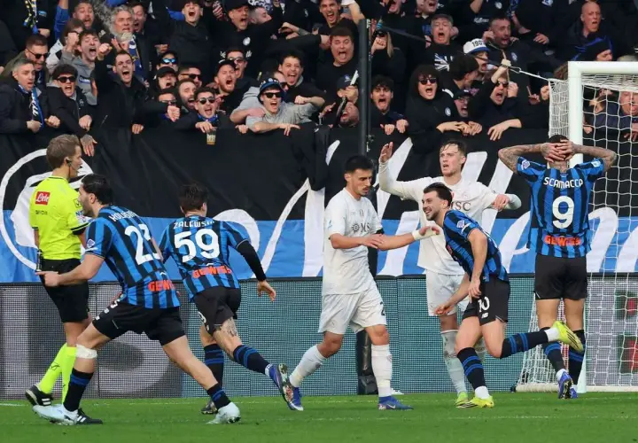 Piłkarze Atalanty cieszą się po golu w meczu z Napoli. Kibice na trybunach szaleją z radości.
