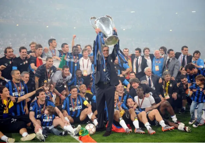 Piłkarze Interu Mediolan z pucharem Ligi Mistrzów, José Mourinho na czele.