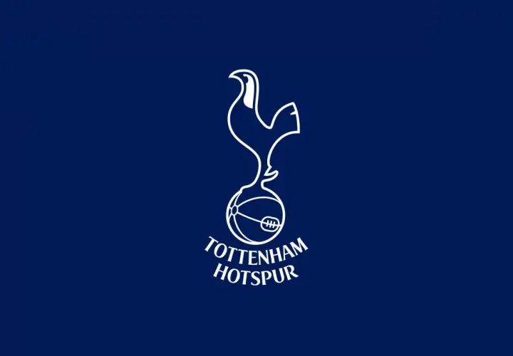 Herb Tottenham Hotspur z kogutem i piłką. To symbol, który zna każdy fan, gdy myśli o tottenham składzie.