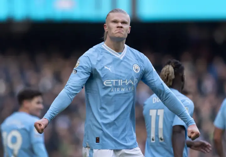 Erling Haaland, najdroższy piłkarz świata, w błękitnej koszulce Manchesteru City, świętuje bramkę.