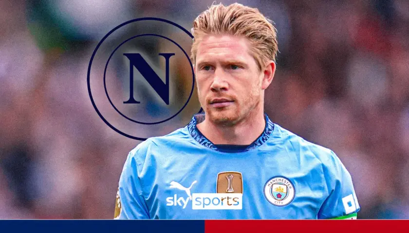 Kevin De Bruyne w koszulce Manchesteru City z logo Napoli w tle.