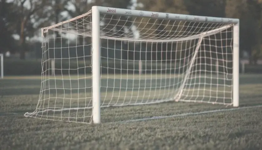 Wymiary bramki do piłki nożnej: Od FIFA po Orlika pełny przewodnik
