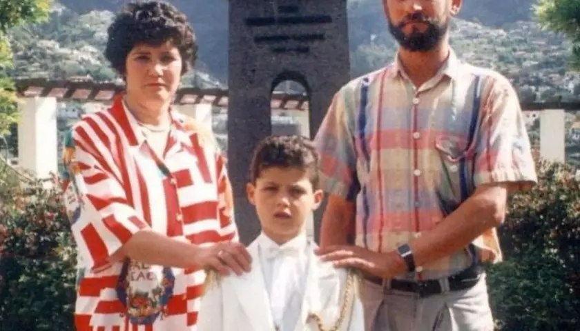 Młody Cristiano Ronaldo w białym garniturze, z rodzicami. Jose Dinis Aveiro, jego ojciec, stoi po prawej.
