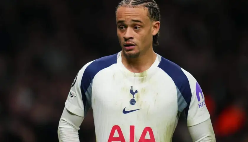 Piłkarz Tottenhamu z charakterystyczną fryzurą, w białej koszulce z logo AIA. Czy to zapowiedź kolejnych udanych tottenham transfery?